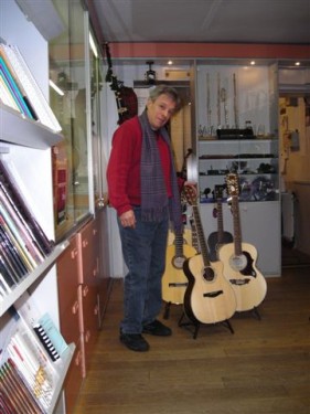  Trying out some custom guitars in Amsterdams guitar shop. 